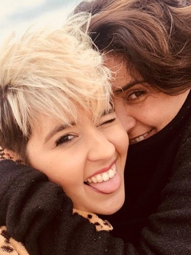 Alejandra Castelló y Babeth Ripoll, su novia, muy sonrientes / Fuente: Instagram