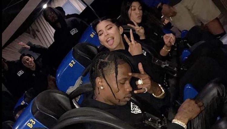Travis Scott, Kylie Jenner y Kourtney Kardashian en una montaña rusa / Fuente: Instagram