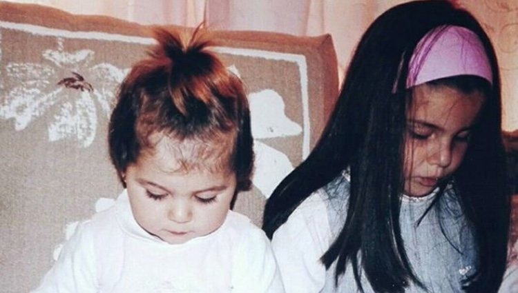 Marina Rodríguez y su hermana de pequeñas / Instagram