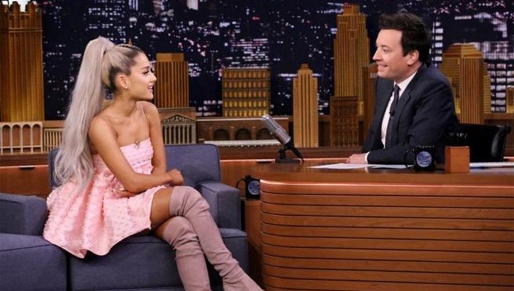Ariana Grande durante su entrevista con Jimmy Fallon / The Tonight Show