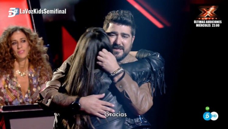 Antonio Orozco abraza a Sara tras la actuación/Foto: Telecinco