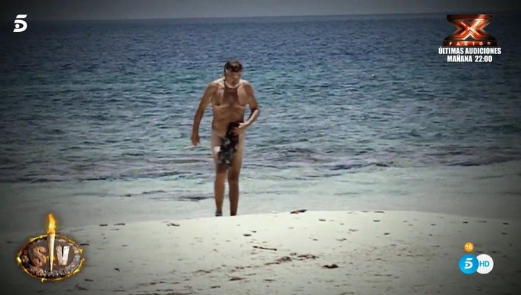 Francisco, totalmente desnudo en la orilla del mar/Foto: Telecinco