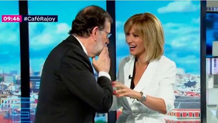 Mariano Rajoy felicitando a Susanna Griso/ Fuente: Antena 3