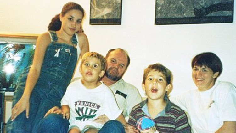  Meghan Markle junto a su padre, Thomas W. Markle y sus sobrinos, Tyler y Thomas Dooley / Fuente: Twitter