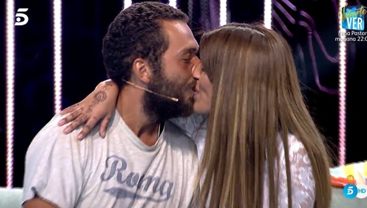 Alberto Isla y Chabelita dándose el beso de la paz, por el momento / Foto: telecinco.es