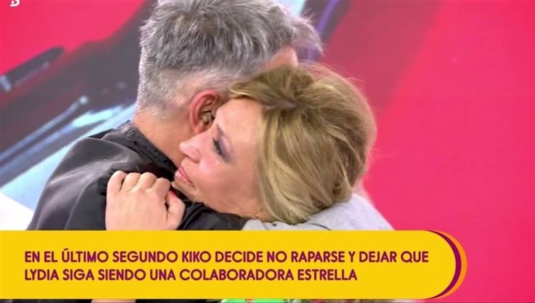 Kiko Hernández y Lydia Lozano se abrazan en 'Sálvame' / Telecinco.es