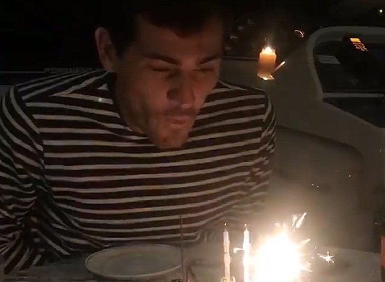 Iker Casillas soplando las velas/ Fuente: Instagram