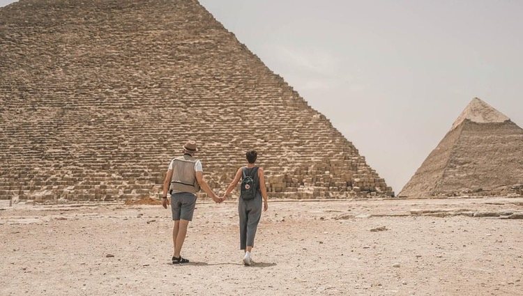 Laura Escanes y Risto Mejide en las Pirámides de Giza/Foto: Instagram