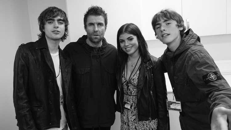 Liam Gallagher con sus tres hijos/Foto: Twitter