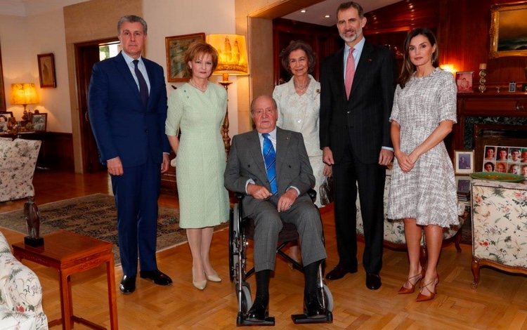 Don Juan Carlos en silla de ruedas con la Familia Real y Margarita y Radu de Rumanía