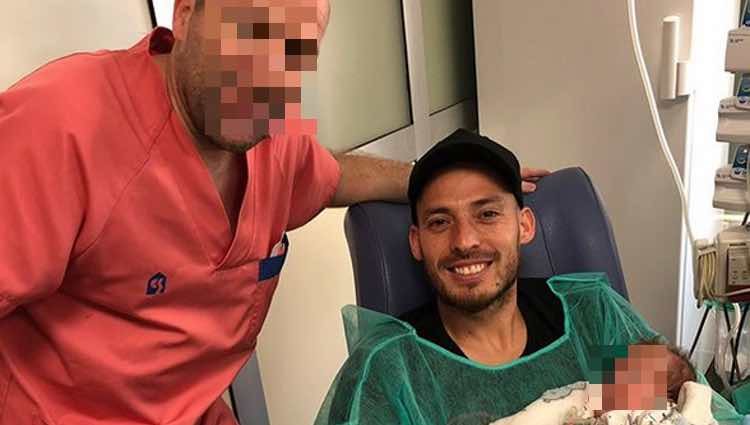 David Silva en el hospital con su hijo / Instagram