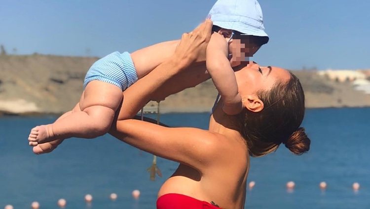 Aurah Ruiz alzando a su hijo / Instagram