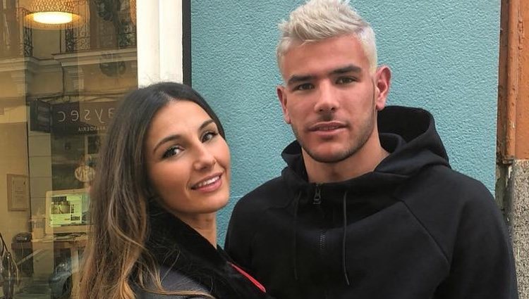 Theo Hernández y su novia Adriana Pozueco / Instagram