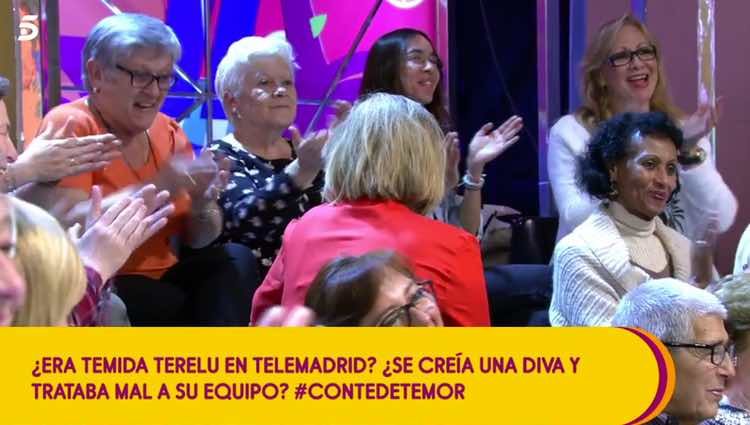 Terelu Campos dando la espalda a la cámara para evitar que se vean sus lágrimas / Telecinco.es