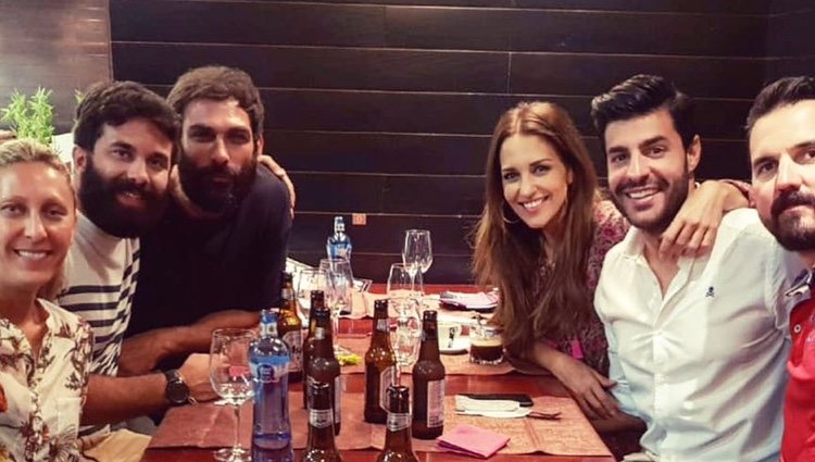 Miguel Torres con Paula Echevarría y parte del equipo de 'Los Nuestros 2'/ Fuente: Instagram