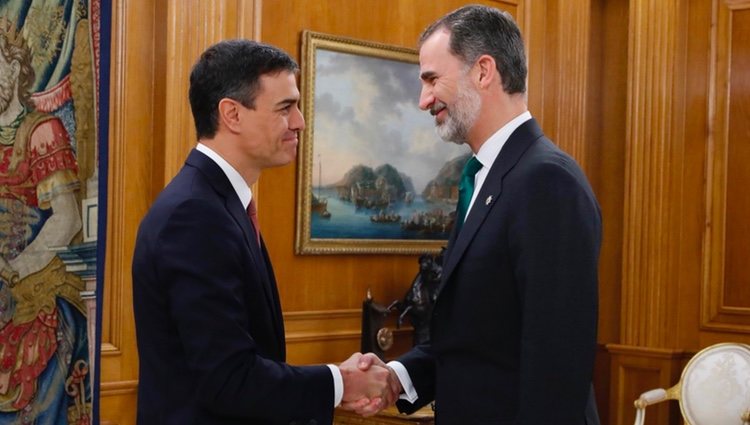 Pedro Sánchez saluda al Rey Felipe tras prometer su cargo