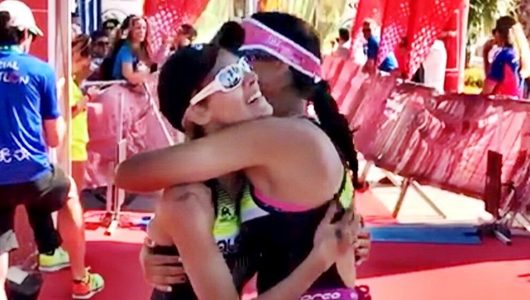Amaia Salamanca abrazándose con su amiga Carlota tras llegar a la meta/ Fuente: Instagram