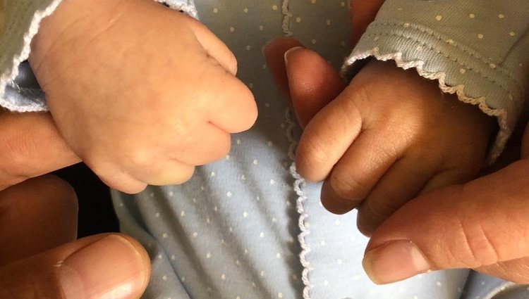Chloe Green y Jeremy Meeks cogiendo las manos de su bebé / Foto: Instagram