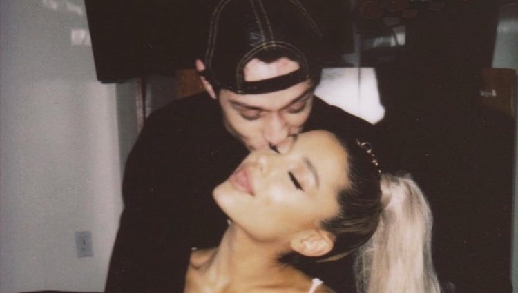 Ariana Grande confirmó su relación con esta fotografía / Instagram