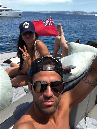 Daniella Semaan y Cesc Fàbregas disfrutando en alta mar/ Fuente: Instagram