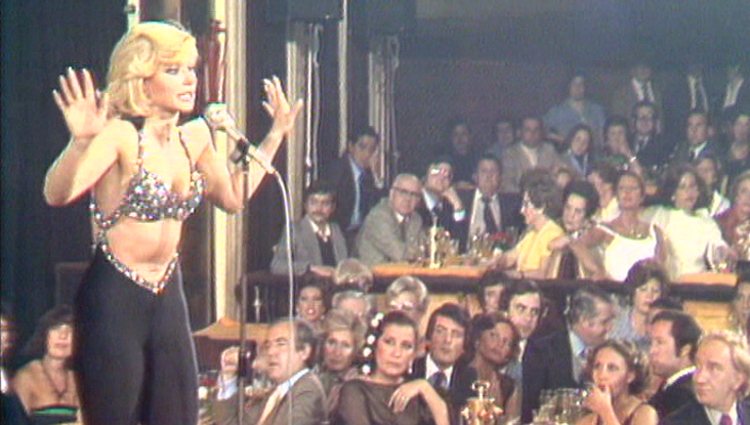Carrà actuando durante la gala 'Esta noche... fiesta' (1977) en el Florida Park de Madrid