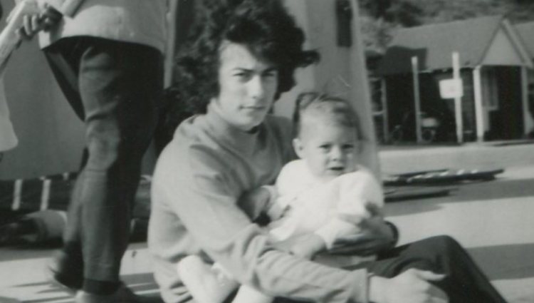 Ken Follett sujetando sobre sus brazos a su hijo Emmanuelle en 1969/ Fuente: Twitter