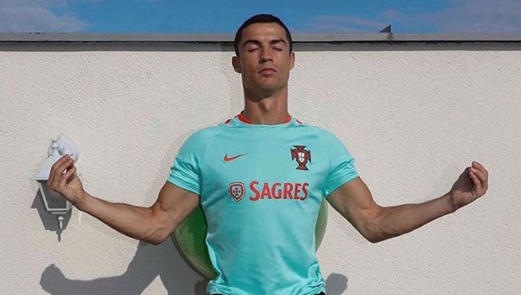 Cristiano Ronaldo meditando durante una concentración con Portugal | Fuente: Instagram Cristiano Ronaldo