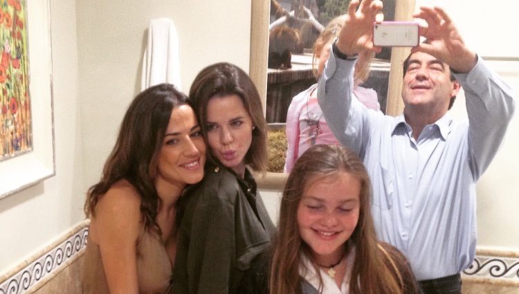 José Bono les hace una foto a sus tres hijas/Fuente: Instagram de Amelia Bono