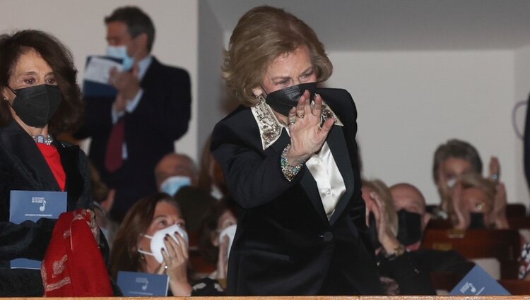 La Reina Sofía saludando en el concierto benéfico al que acudió en el Auditorio Nacional de Madrid