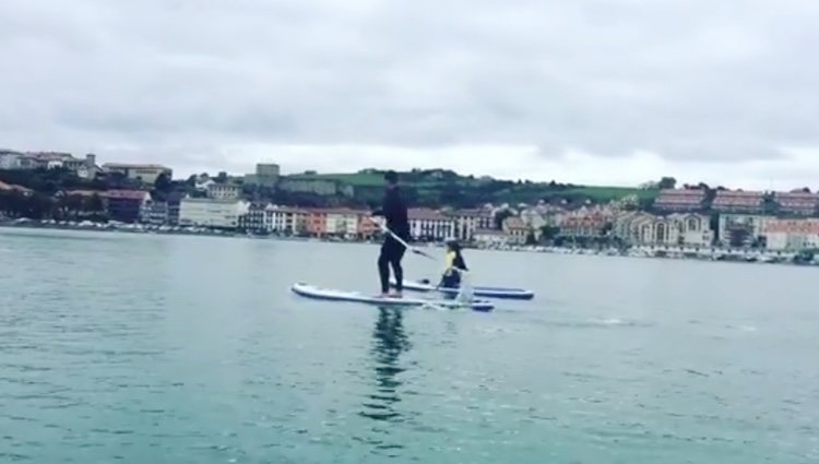 Bustamante y su hija Daniella practicando paddle surf / Fuente: Instagram