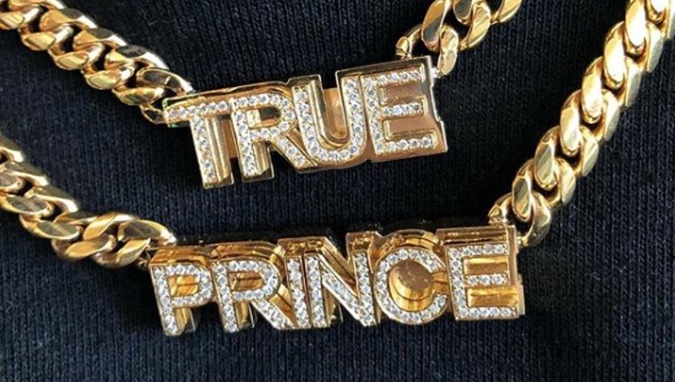 Tristan Thompson posa con dos cadenas con los nombres de sus hijos | Fuente: Instagram Tristan Thompson