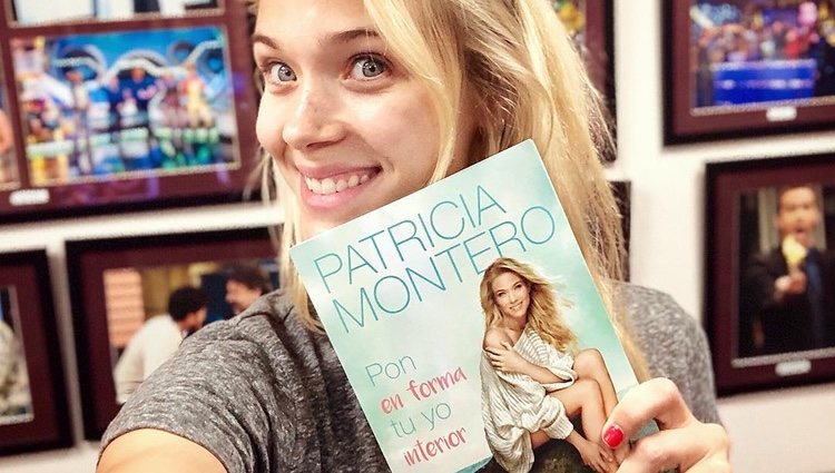 Patricia Montero posando con su libro 'Pon en forma tu yo interior' / Fuente: Instagram