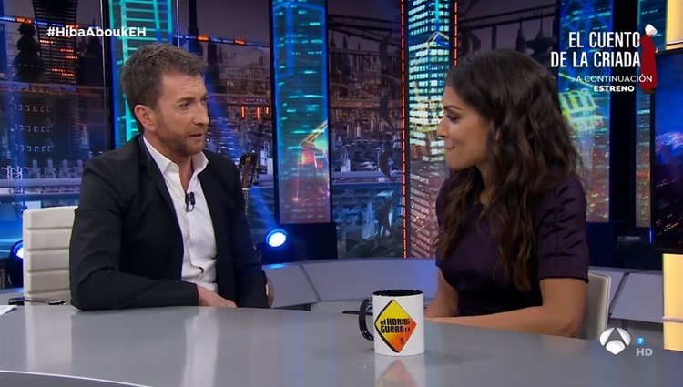 Pablo Motos entrevistando a Hiba Abouk en 'El Hormiguero' | Fuente: Antena 3