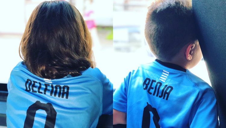 Delfina y Benjamín con las camisetas de la selección / Instagram