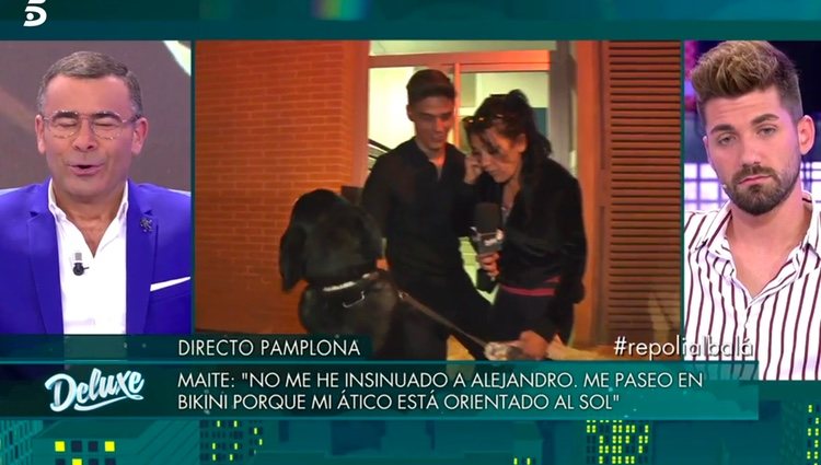 El perro de Maite Galdeano subiéndose sobre el reportero / Foto: telecinco.es