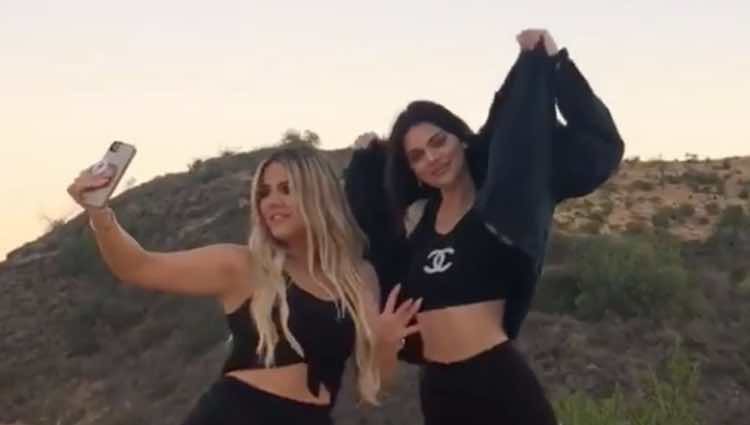 Khloe Kardashian bailando con Kendall Jenner mientras se hacen un selfie / Instagram Stories