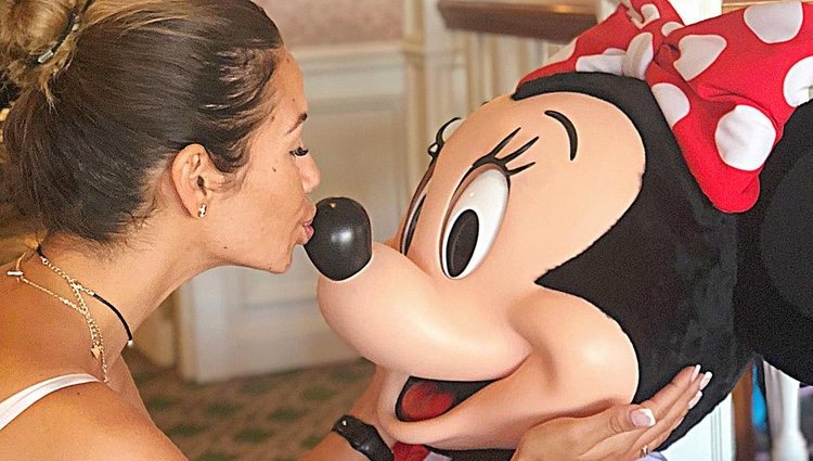 Tamara Gorro posando con Minnie en Disneyland París / Fuente: Instagram