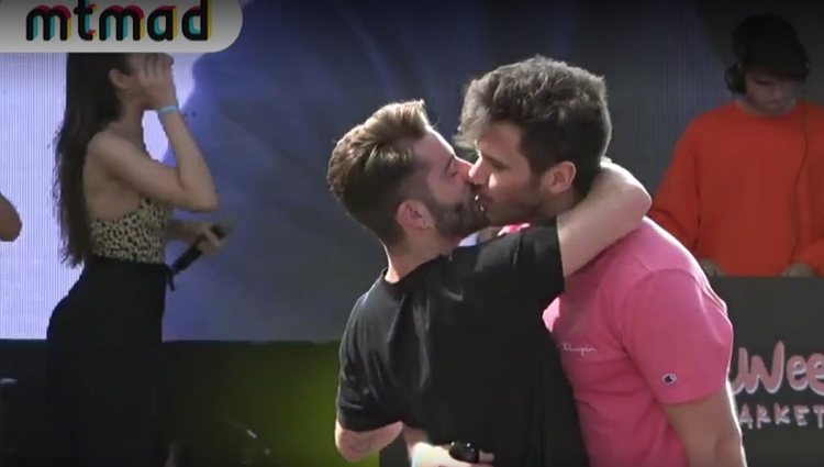Pelayo Díaz y Andy Mc Dougall se besan durante el 'Dulceweekend 2018'