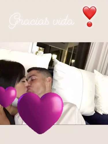 El romántico beso de CR7 y Georgina Rodríguez / Instagram Stories
