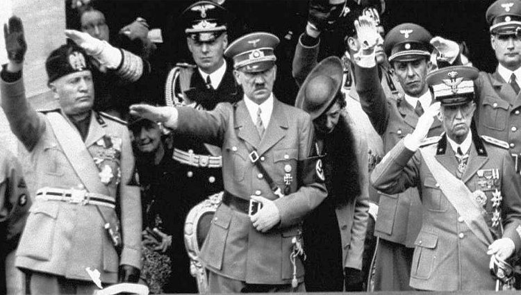 Benito Mussolini, Adolf Hitler y el Rey Víctor Manuel III durante un desfile militar