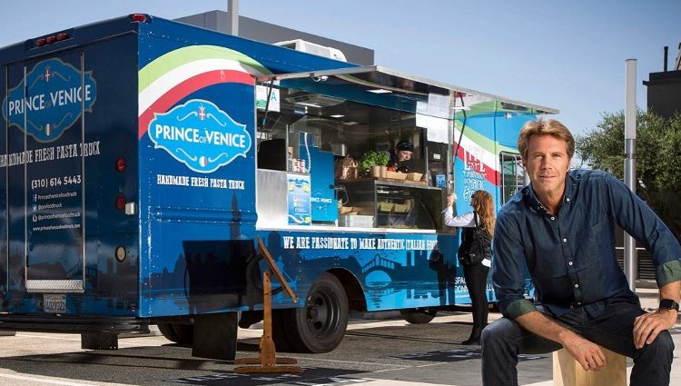 Filiberto de Saboya posa frente a su 'food-truck' en Los Angeles