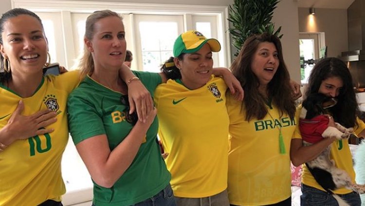 Adriana Lima con amigas viendo a la Selección Brasileña | Fuente: Instagram Adriana Lima