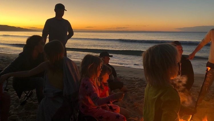 La familia Pataky-Hemsworth haciendo una hoguera en la playa / Instagram