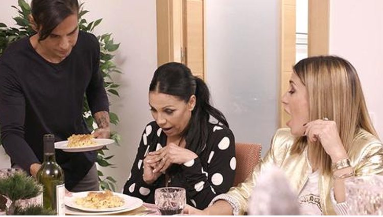 Julio Iglesias Jr sirviendo su postre en 'Ven a cenar conmigo: Gourmet Edition'/Foto: Cuatro