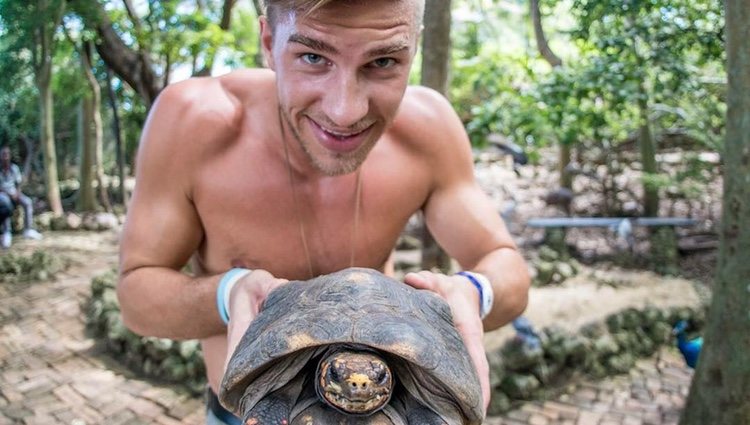 Ryker Gamble sujeta una tortuga durante uno de sus viajes / Instagram