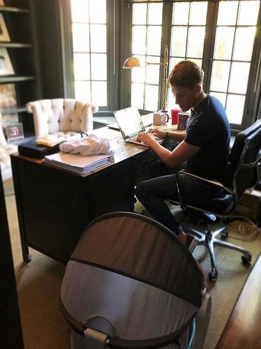 Dustin Lance en el trabajo con su hijo Robert | Fuente: Instagram Dustin Lance