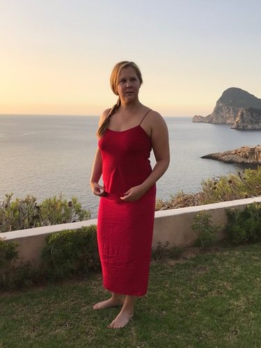 Amy Schumer y el vestido rojo de la polémica / Instagram 