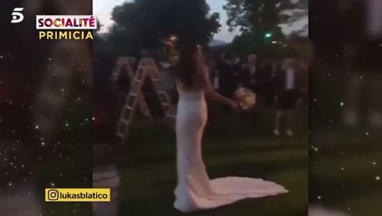 Momento en el que Estela Grande lanza su ramo de novia / Telecinco.es