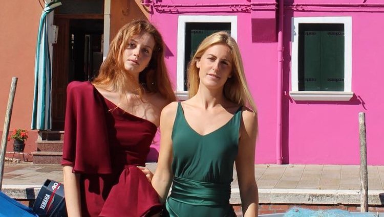 Victoria Ortiz posa con dos modelos diseñados por ella/Fuente:Instagram