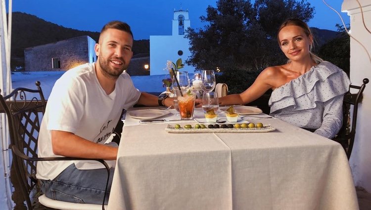 Jordi Alba y Romarey Ventura disfrutando de una romántica cena en Ibiza / Fuente: Instagram